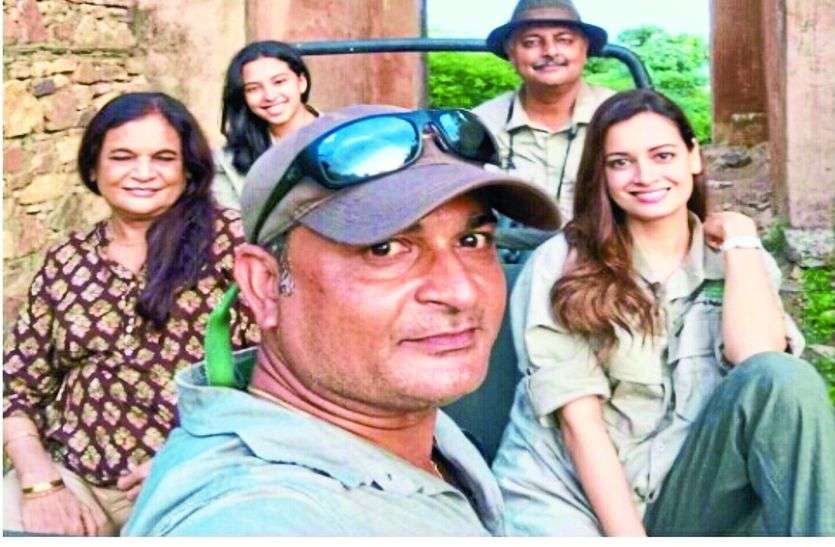 सवाईमाधोपुर. रणथम्भौर भ्रमण के दौरान परिजनों के साथ दिया मिर्जा। अभिनेत्री दिया मिर्जा ने देखी बाघों की अठखेलियां