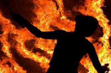 Young man committed suicide by fire रोते हुए बोला युवक- मेरी उम्र निकल रही है, मेरी शादी क्यों नहीं कर रहे और मिट्टी तेल डालकर खुद को लगा ली आग