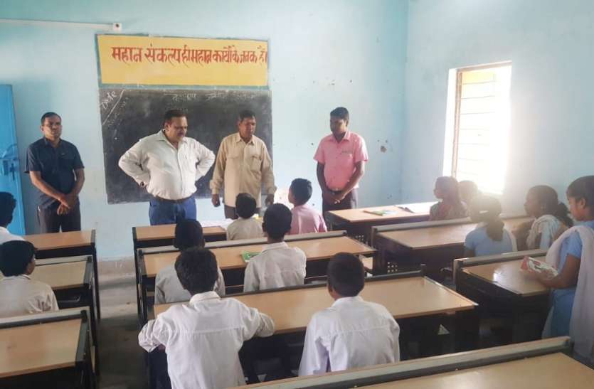 Singrauli DEO inspection, many teacher absent in school, take action सुधरने का नाम नहीं ले रहे मास्टर साहब, स्कूल में फिर मिले अनुपस्थित