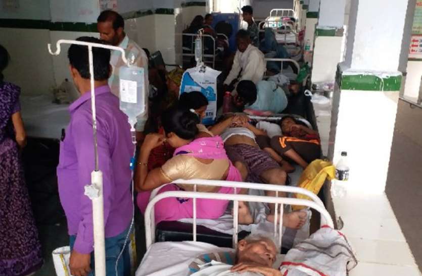 Rangarogan in ward, treatment of patients being treated by bed and bed in hospital gallery वार्ड में रंगरोगन, अस्पताल की गैलरी में पलंग और बैंच लगाकर किया जा रहा मरीजों का इलाज