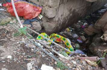 Drinking water pipe line parallel to the drainage of the diariea डायरिया का खतरा बढ़ा रहा नाली के समानांतर पेयजल पाइप लाइन