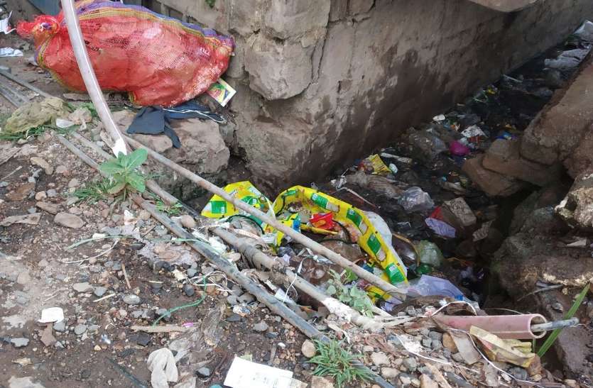 The water supply pipeline passes through the drain in the post office street. डायरिया का खतरा बढ़ा रहा नाली के समानांतर पेयजल पाइप लाइन