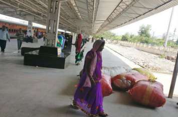Kamyani Express was under way in Tenduptta smuggling तेंदूपत्ता की अवैध तस्करी में स्टेशन प्रबंधक दो घंटे करते रहे वन अमले का इंतजार, डीएफओ ने नहीं उठाया फोन, तस्करों को डब्ल्यूटी बनाकर छोड़ा