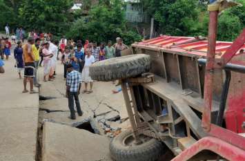 Ameda - Bridge-bound Jamindo on Bagda Road अमेडा - बगदरा मार्ग पर बना पुल हुआ जमींदोज