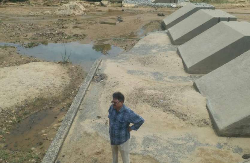 stop dams flown in first rain पहली बारिश में बह गया 50 लाख का स्टाप डैम, जांच में भी गड़बड़ी उजागर