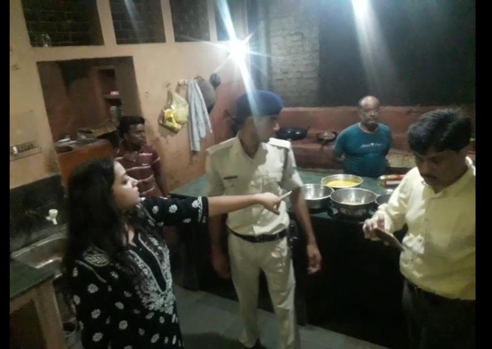 Illegal colonies and alcohol mixed in the house, one arrested अवैध अहाते व घर में बिकती मिली शराब, एक गिरफ्तार