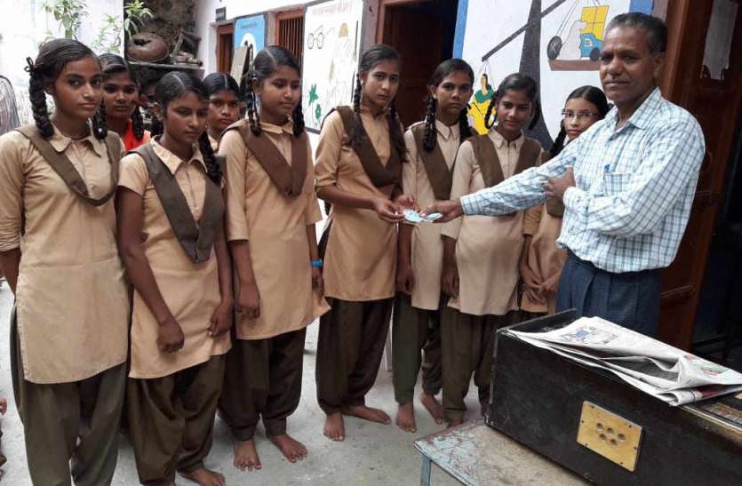 Teacher Jain fill fees so that no students leave school in bhilwara शिक्षक जैन फीस भरते हैं ताकि कोई विद्यार्थी स्कूल न छोड़े