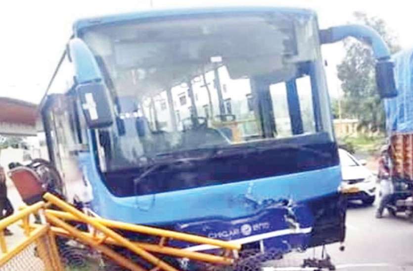 BRTS bus Incidents प्रायोगिक परीक्षण में ही 32 चिगरी बसों को पहुंचा नुकसान