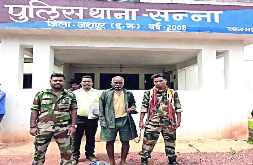 Murder accused arrested in Jashpur nagar टंगिया मारकर बच्चे की हत्या कर फरार आरोपी गिरफ्तार