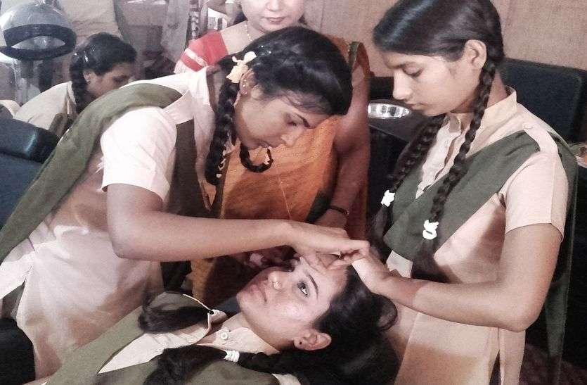 vocatinal education स्कूल में नर्सिंग और ब्यूटी वेलनेस कोर्स सीख रही थीं, अब लगी 'नजरÓ!