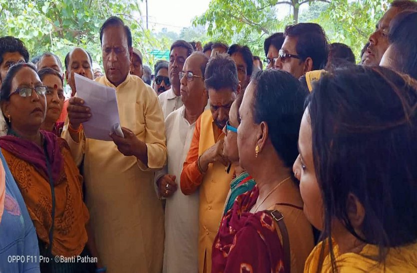 The memorandum submitted by the Congressmen in protest of the central केंद्र सरकार के विरोध में कांग्रेसियों ने सौंपा ज्ञापन