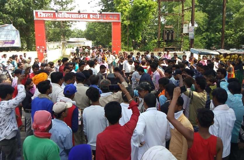 sheopur मरीज की मौत पर परिजनों ने लगाया जाम,पुलिस ने किया लाठीचार्ज तो प्रदर्शनकारियों ने बरसाए पत्थर