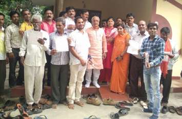 Leaders reaching home to get BJP membership भाजपा की सदस्यता दिलाने के लिए नेता पहुंच रहे घर-घर