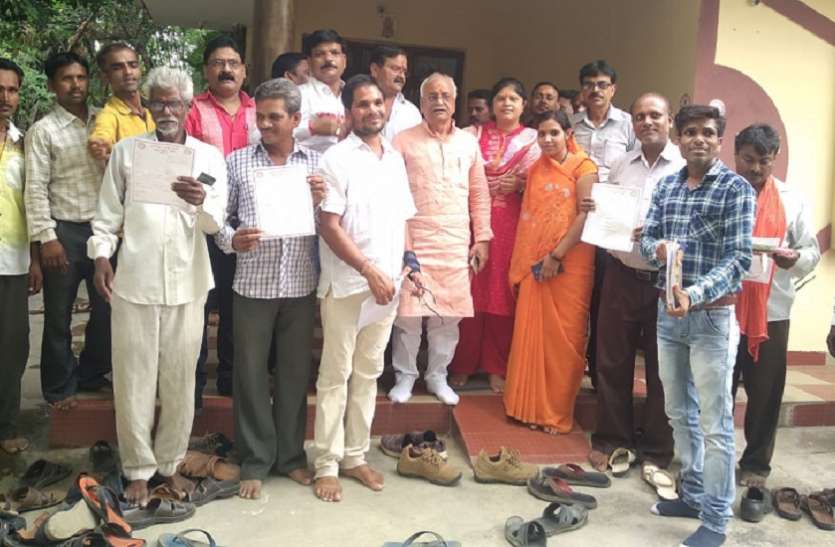 balaghat भाजपा की सदस्यता दिलाने के लिए नेता पहुंच रहे घर-घर
