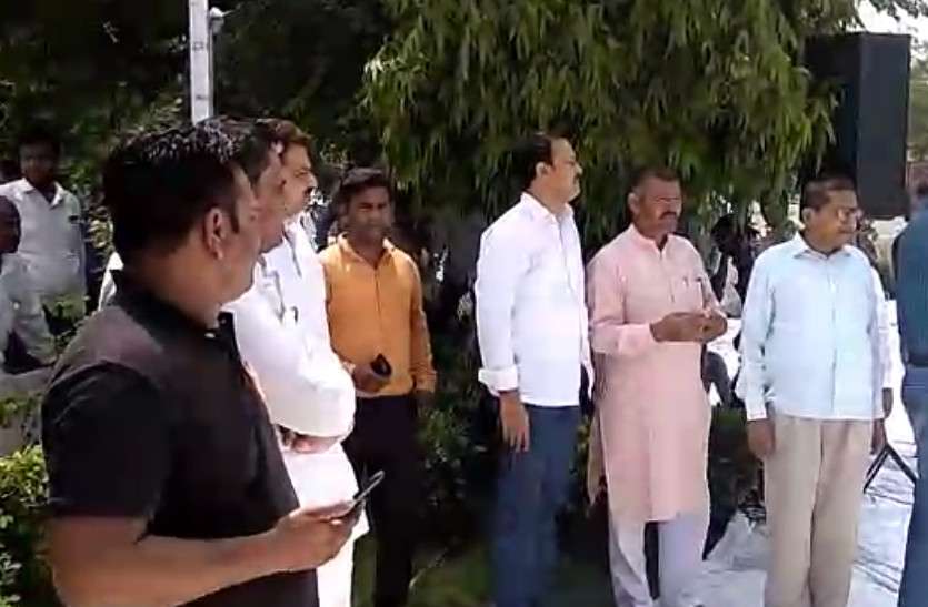 congress प्रियंका गांधी की गिरफ्तारी के मामले ने तूल पकड़ा, विरोध में प्रदेश भर में प्रदर्शन