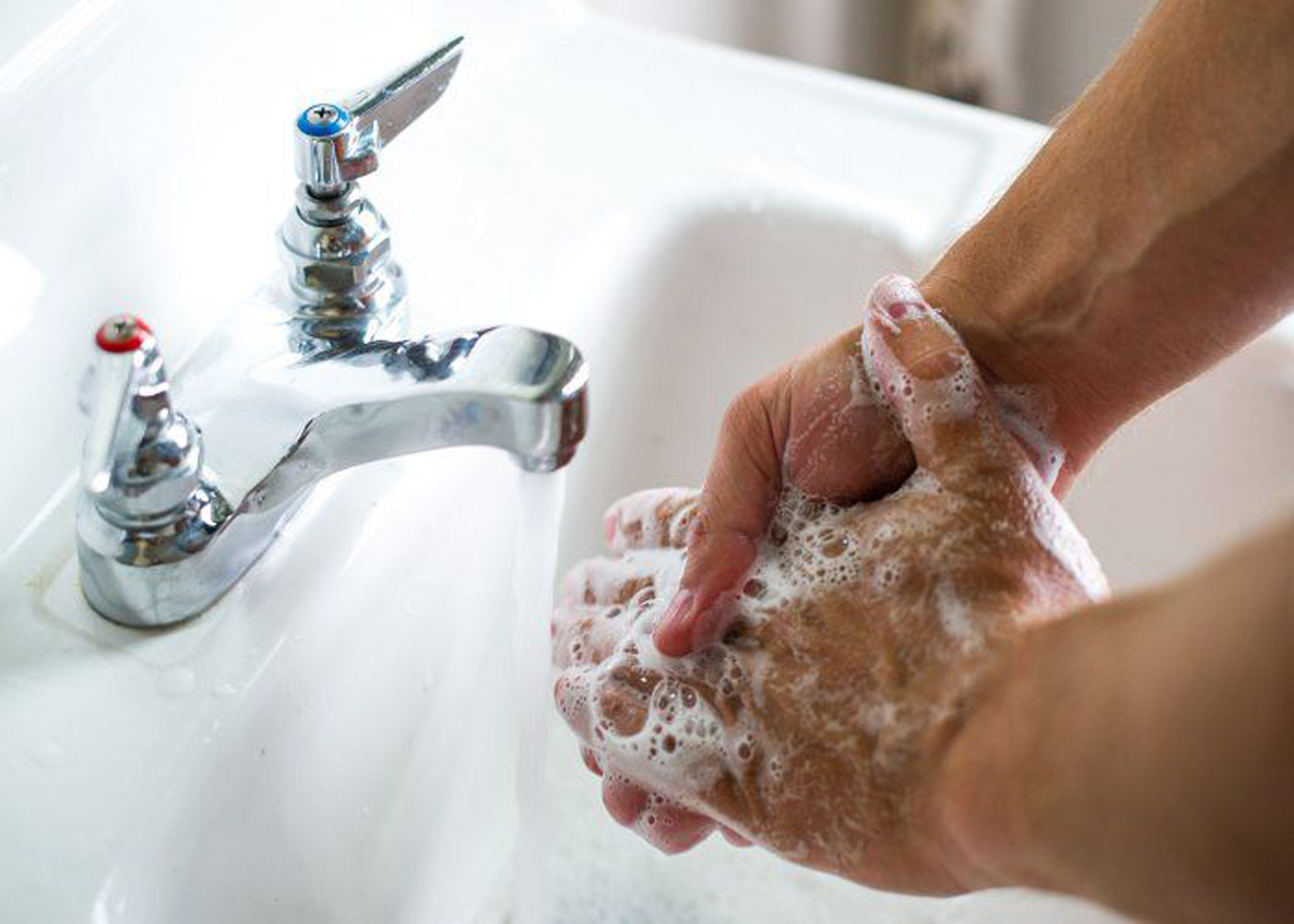 Можно помыть руки. Мытье рук. Гигиена рук. Человек моет руки. Мыть руки.