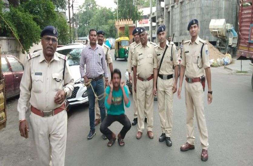 crime जेल से छूटा बदमाश बेच रहा था शराब, पुलिस ने लगवाई उठक-बैठक