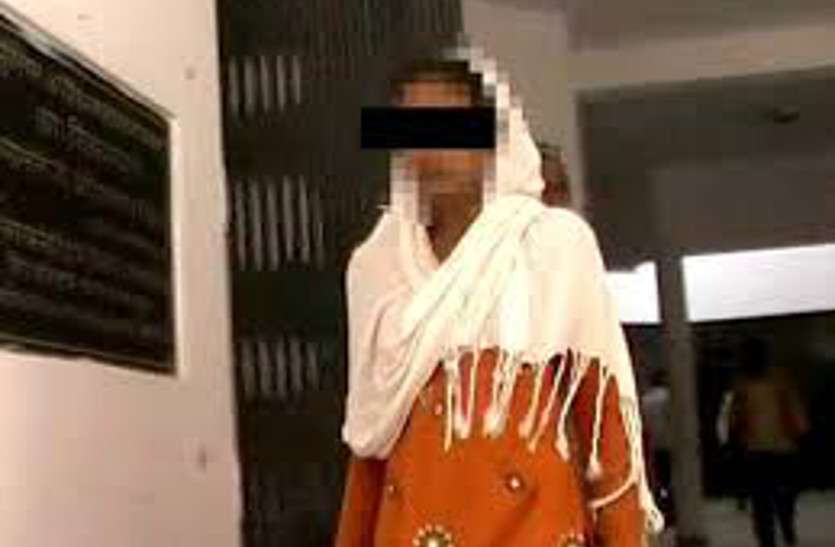 Newly marriage raped नवविवाहिता को लिफ्ट देकर ले गया सूनसान जगह पर, यहां 4 बार किया बलात्कार, भागना चाहती थी पर उठ नहीं पाई फिर...