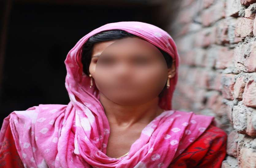 women ganja smuggler घर में चोरी छिपे करती थी गंदा काम, पुलिस ने छापा मारा तो तीन अधिकारियों को चकमा देकर भाग निकली शातिर महिला