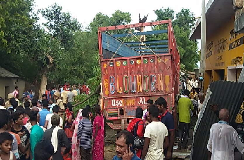 up news BIG BREAKING भीषण सड़क हादसे में छह लोगों की मौत, दो दर्जन घायल