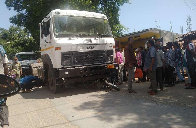 Chhattisgarh road accident Breaking News : बाइक सवार के लिए यमराज बनकर आया सोल्ड ट्रक, पहले 10 फिट तक घसीटा फिर पहियों से कुचला, हादसा सीसीटीवी में कैद