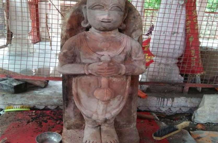 patrika मूर्ति का चौला हटा, बाल हनुमान का स्वरूप देखने उमड़ पड़े भक्त