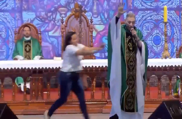priest said fat women don't go to heaven woman shoves him off stage VIDEO: पादरी का बयान- 'मोटी लड़कियां स्वर्ग नहीं जाती', गुस्से से लाल लड़की ने स्टेज से दिया धक्का