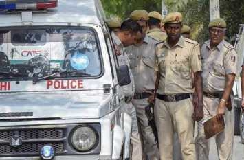 Delhi: Father and son dead in Road accident today दिल्ली: सड़क हादसे में बाप-बेटे की दर्दनाक मौत, बच्ची का शव मिला