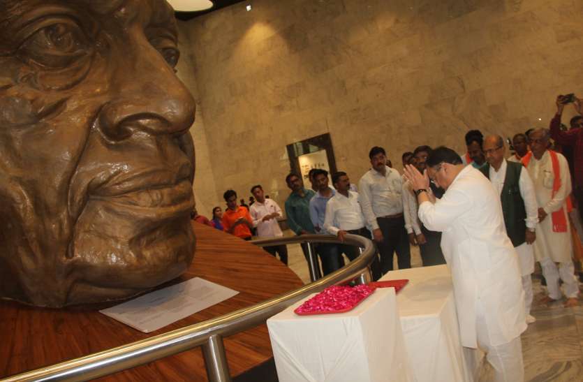 patrika भाजपा के राष्ट्रीय कार्यकारी अध्यक्ष ने किया सरदार को नमन