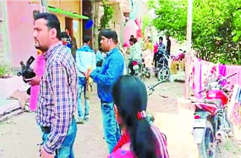 indore बिजली चोरी पकडऩे पहुंची टीम, पत्नी को किया आगे, महिला बोली- अंदर मत आना