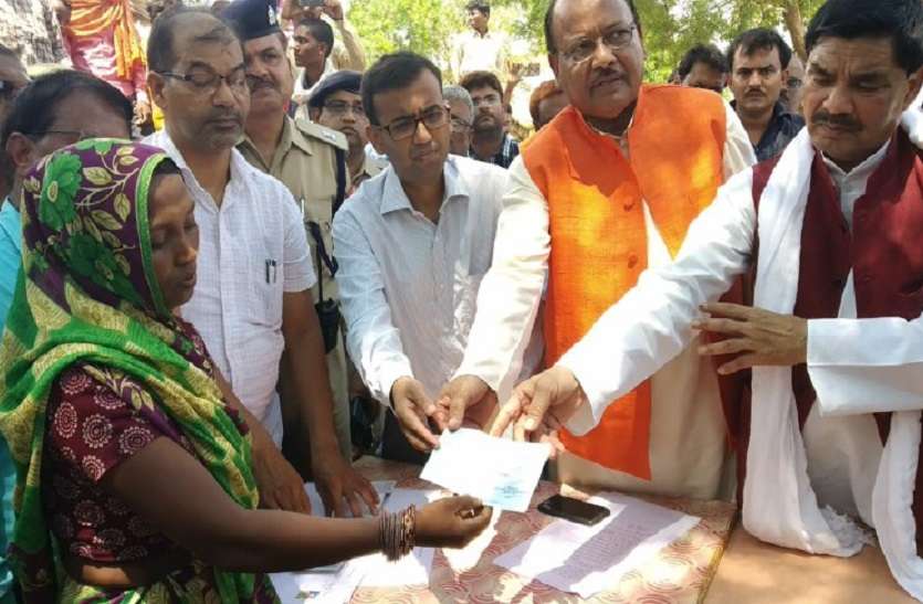 up news सोनभद्र नरसंहार: मुआवजा बांटने पहुंचे सरकारी नुमाइंदे से बोले पीड़ित, जान दे देंगे लेकिन जमीन नहीं देंगे