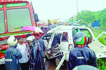 Car collided with gas tanker, five died गैस टैंकर से टकराई कार, पांच की मौत