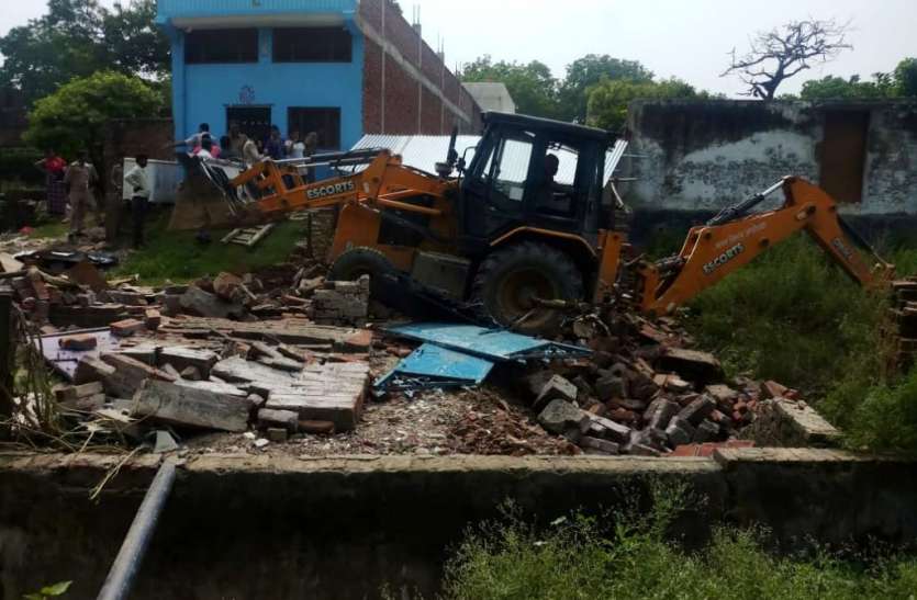 Illegal encroachment on international media center in Ayodhya Ayodhya : अंतरराष्ट्रीय मीडिया सेंटर की जमीन पर किये गए अवैध अतिक्रमण पर चला जिला प्रशाशन का बुलडोज़र