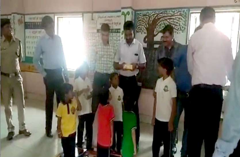 Chhattisgarh IAS IPS मां के साथ सजा काट रही दो बच्चियों का IAS, IPS ने स्कूल में कराया दाखिला, गिफ्ट भी दिए