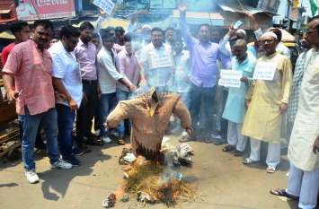 congress workers blow the effigy of up cm yogi adityanath Kanpur Political News आखिरकार कांग्रेसियों ने सीएम योगी का फूंक ही दिया पुतला