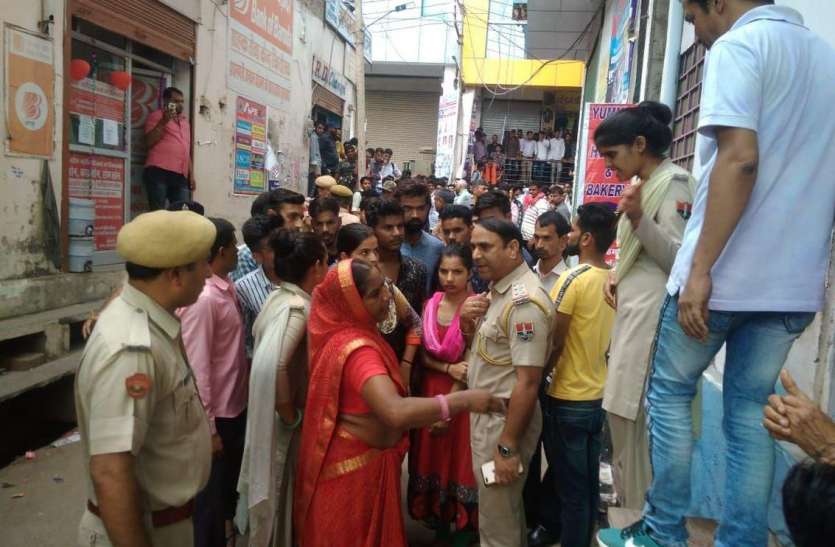 Tension in Choumu on the issue of parking Tension in chomun: स्कूटी खड़ी करने की बात पर चौमूं में उपजा तनाव