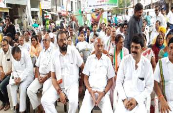 Performed by congress, Memorandum handed over to the President केंद्र सरकार की नीतियों पर भड़की कांग्रेस, एक दिवसीय धरना प्रदर्शन कर राष्ट्रपति के नाम सौंपा ज्ञापन