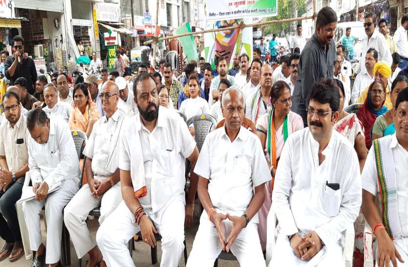 केंद्र सरकार की नीतियों पर भड़की कांग्रेस, एक दिवसीय धरना प्रदर्शन कर राष्ट्रपति के नाम सौंपा ज्ञापन केंद्र सरकार की नीतियों पर भड़की कांग्रेस, एक दिवसीय धरना प्रदर्शन कर राष्ट्रपति के नाम सौंपा ज्ञापन