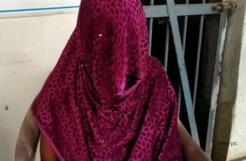Woman arrested अब महिला भी करने लगी ये अवैध धंधा, बेटा दे रहा था मां का साथ, जब पहुंची पुलिस तो...