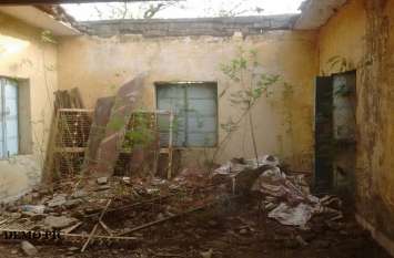 mysteriously stone pelting on houses Maharashtra gadchiroli रात के अंधेरे में यहां घरों पर होती है पत्थरबाजी, लोग कह रहे- 'भूतों की है कारस्तानी'