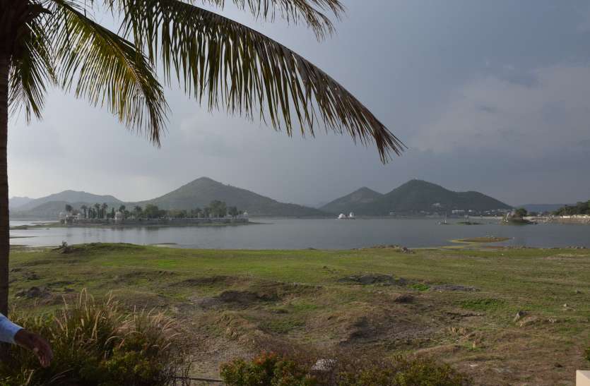 udaipur पिछोला से 12 दिन में 7 इंच पानी पी गया उदयपुर