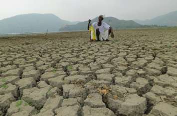 siliserh lake alwar : No Water In Siliserh Lake Alwar बिना बारिश सूखी सिलीसेढ़ झील, साफ दिख रहा तल, बिना पानी सूखकर चटकी जमीन, देखें तस्वीरें