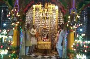 Bhagwan dwarikadhish in gold and silver hindola Today Mathura मखमली हिंडोले में विराजे भगवान द्वारिकाधीश, आज सोना और चांदी के हिंडोले में दर्शन देंगे, नोट कर लें समय, देखें वीडियो