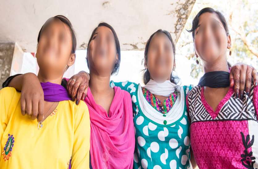 MINER GIRL Bemetara स्कूल जाने निकली चार नाबालिग लड़कियां घर से भागी, आधी रात बंद कमरे में मिली लड़कों के साथ, परिजनों के उड़े होश