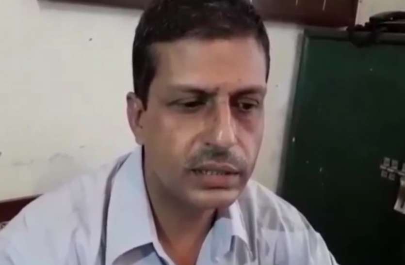 Etawah news भाजपाईयों ने कार्यालय में घुसकर तहसीलदार का पकड़ा गिरेबान, घसीटते हुए की अभद्रता