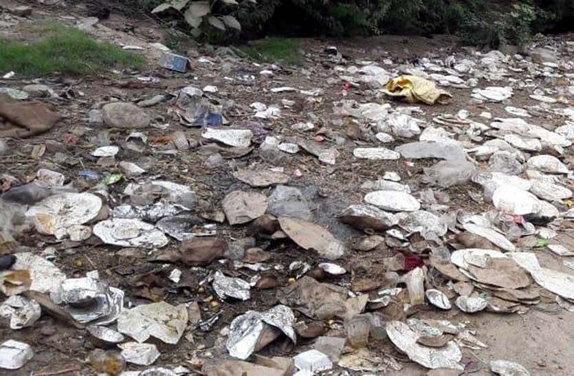 Due to Army recruitment, dirty dessert behind stadium in bhilwara सेना भर्ती के कारण सुखाडिय़ा स्टेडियम के पीछे गंदगी का अम्बार