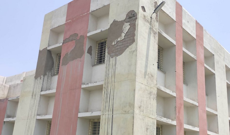 Primitive caste case Action: कभी भी टपक सकती है हॉस्टल की बिल्डिंग, उगल रही घोटाले का राज, प्रवेश के लिए भटक रहे बच्चे