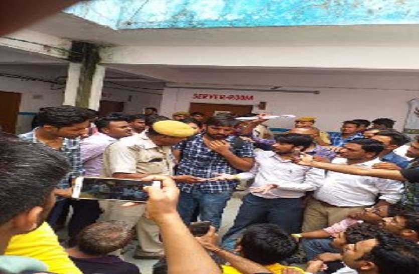 RRB Nursing Officer's Online Examination Canceled रेलवे की ऑनलाइन परीक्षा में बवाल, कम्प्यूटर तोड़े.. परीक्षार्थियों से मारपीट, करनी पड़ी परीक्षा निरस्त