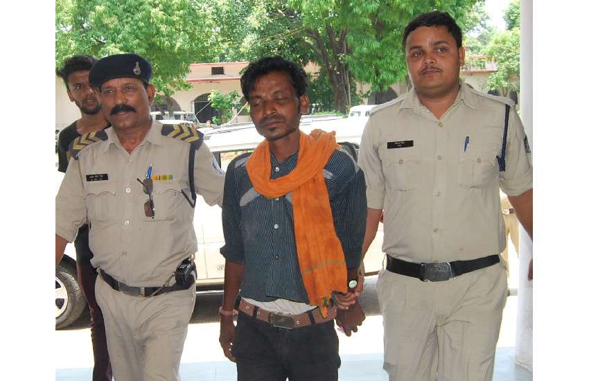 बेटी की हत्या के आरोपी पिता को गिरफ्तार कर ले जाती पुलिस