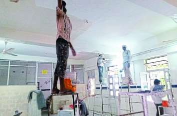 Pantaing running in the hospital, treatment of patients in the gallery सूरत-ए-जिला अस्पताल...अस्पताल में रंग-रोगन, बरामदे में चल रहा मरीजों का उपचार